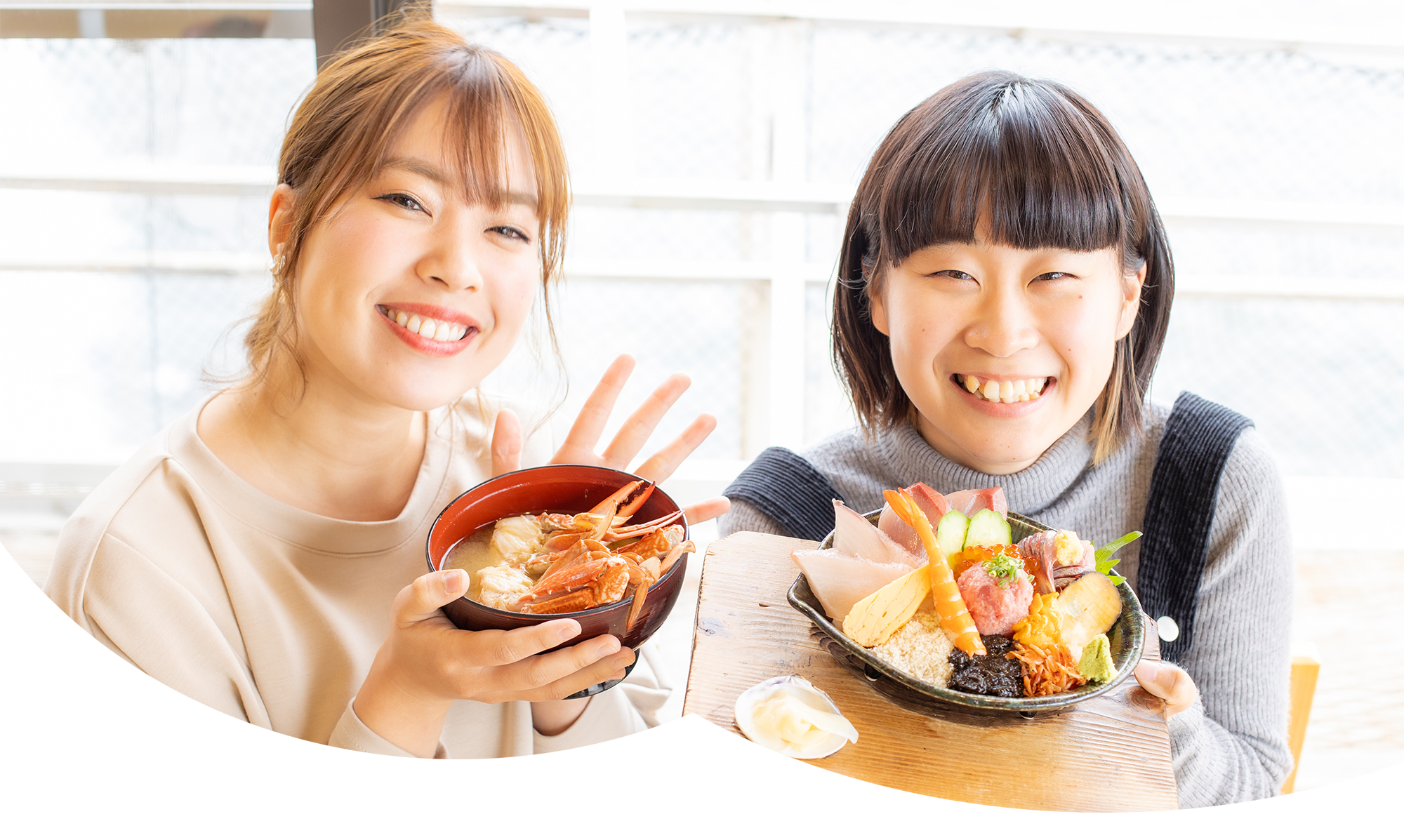 海鮮丼を食べる女性